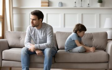 تربية صارمة أم حنونة؟ دراسة تكشف كيف يترك الأبوان بصمتهما الأخلاقية